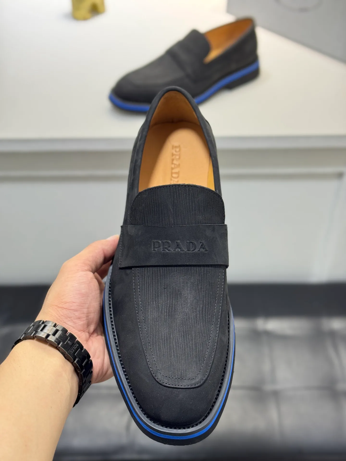 Men's shoes 💰520 💰PRADA*——◾ Prada~Thick-soled men's shoes, original single-level perfect boutique, brogue style men's formal casual leather shoes, luxurious materials, imported cowhide, with water-dyed cowhide lining, 4.5cm increased PU foam lightweight outsole, perfectly restore the original classic, purchase the original 1:1 accurate replica, welcome all comparisons 🆚, the design is full of modernity, versatile and fashionable urban men! Size: 39-44 (38.45.46.47 customized YS)